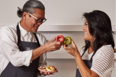 Morimoto主廚和global Grub創始人Carley Sheehy用麻糬甜甜圈舉杯慶祝他們的合作。圖片:全球Grub