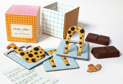 每個PLAYin巧克力盒都有兩塊巧克力和一個紙板動物，裝滿了有趣的事實。