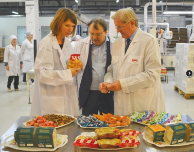 俄羅斯農業部副部長奧克薩娜·盧斯(Oksana Luth)參觀位於莫斯科的Rot Front糖果工廠。圖片:聯合糖果公司