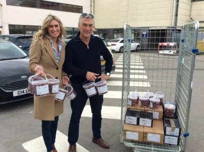 威廉和傑瑪·惠特克在約克郡向NHS員工捐贈巧克力。圖片:惠特克巧克力
