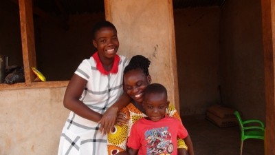 一項新的研究表明，給加納的可可家庭現金轉移可以改善兒童的物質生活。圖片:這裏