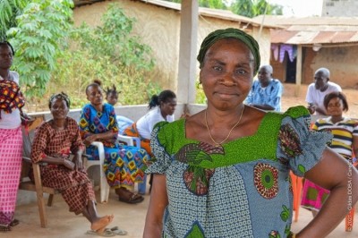 嘉吉公司供應鏈中的可可農婦女使用VSLA平台。圖片:嘉吉