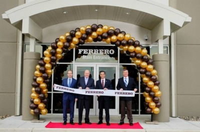 費列羅的供應鏈高級副總裁盧卡·羅比亞諾和北美區主管保羅·奇貝(左)與該地區的國會議員丹尼爾·p·梅蘇爾和DHL的富蘭克林·利特爾頓(右)一起慶祝開業。(圖片由費列羅提供)