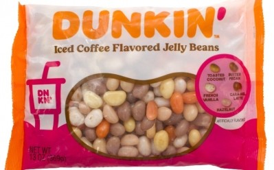 今年複活節，Frankford Candy和Dunkin '將把深受喜愛的Dunkin '冰咖啡味糖豆帶回商店。圖片:Frankford Candy