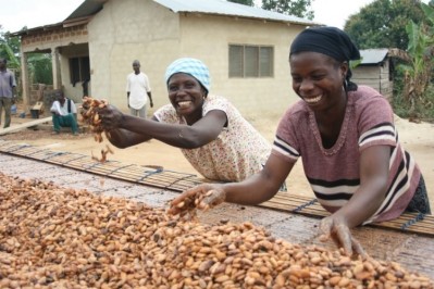 Sarah Ayipahand和Esi Konadu_Gyeduakese是加納Kuapa Kokoo合作社的可可農民。圖片:伊麗莎白·哈德遜