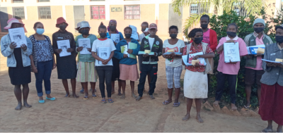 Cocoa農民在馬達加斯加接受了他們的識字證書。照片：米婭