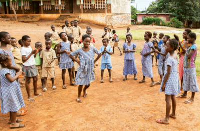 通過Nestlé可可計劃，該公司表示，它正在投資可可社區，如Didoko, Côte d 'Ivoire，以幫助兒童獲得優質教育。圖片:雀巢