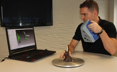 Jörg努斯鮑姆正在掃描一隻巧克力兔子。圖片:巴赫曼成形