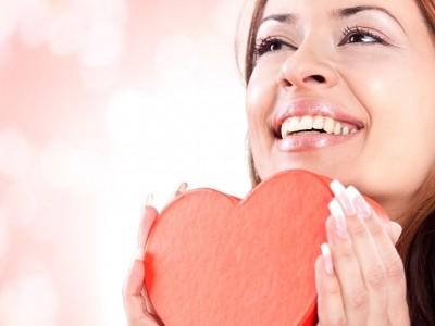 更多的消費者正在用他們最喜歡的糖果治療這個情人節。PIC：GetTyimages.