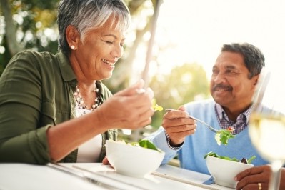 一項新的調查顯示，50歲以上希望能夠繼續他們享受的活動，越來越多地期待食物和飲料替代品來支持這一目標的人。圖片：Getty Images / Tassii