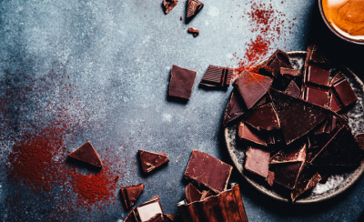 食用高可可含量的黑巧克力已被證明可以改善情緒和腸道微生物群的多樣性。©蓋蒂圖片社